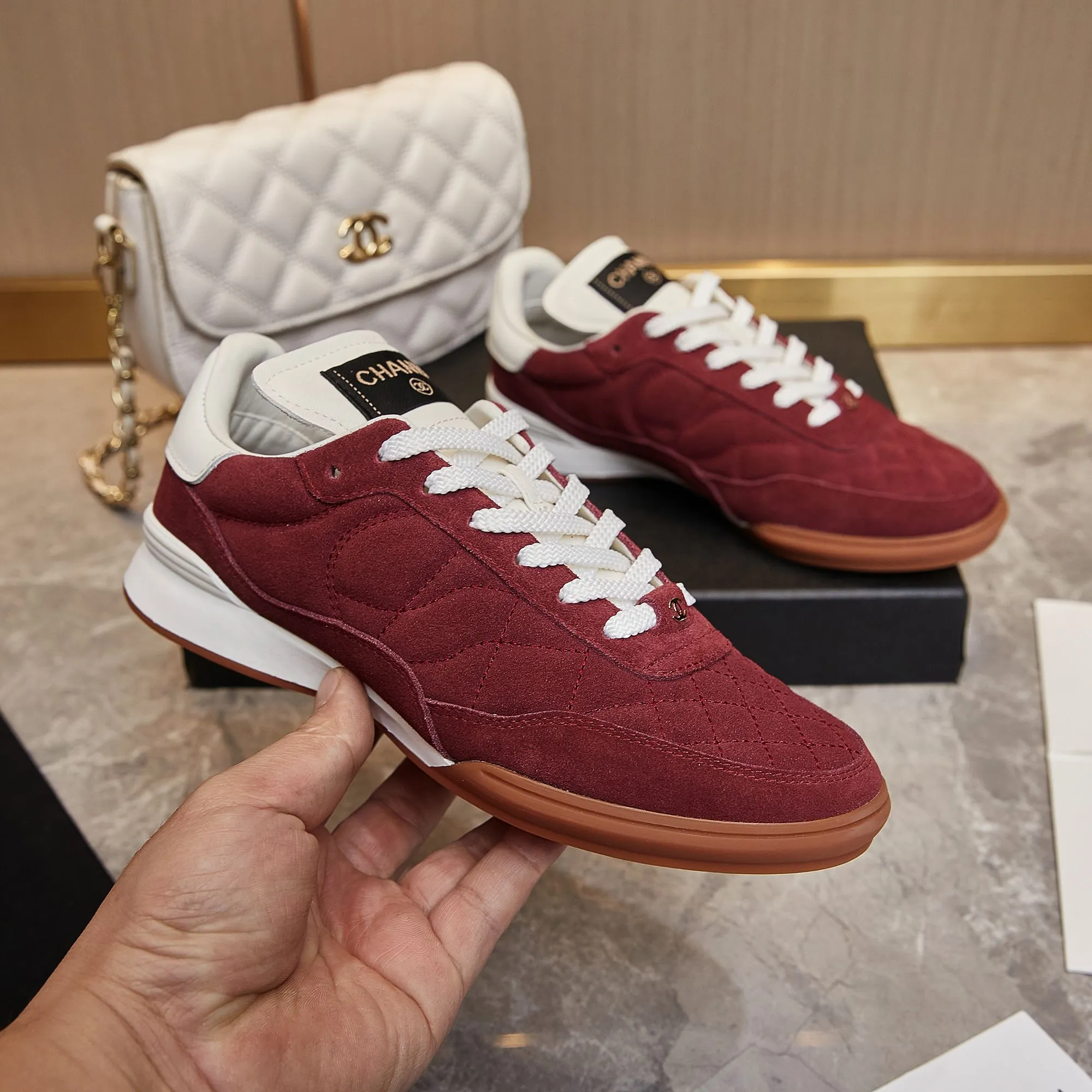 👟👟Ex-factory price 560👟👟 Chanel Chanel - 2024 counter top casual sports shoes This classic design; the upper is electro-embroidered with a variety of techniques; the outsole is fashionable and sporty; it is unusual to incorporate a variety of color matching elements... The diversified mix and match is very beautiful and versatile, casual, fashionable, sports and outdoor can be taken into account... ꫛꫀꪝ Go➫ Material: ❶Upper is made of: Original imported mixed-breed sheep ❷Inside made of: original imported breathable sheepskin ❸Outsole based on: original TPU outsole Full set of boutique packaging for women 35–41